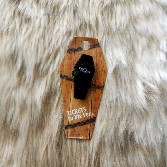 Knott's Scary Farm Coffin Enamel Pin Official Merchandise Brand New in Packaging - Picture 1 of 7